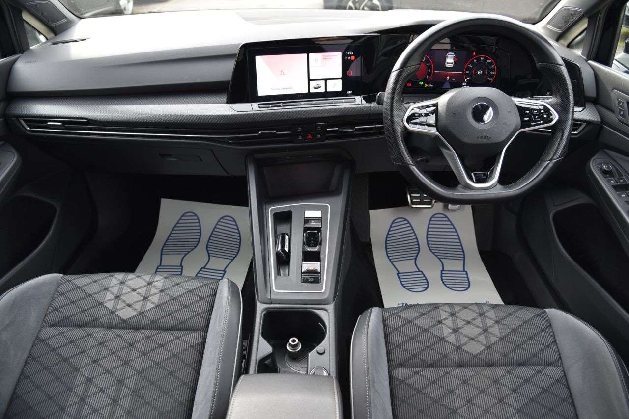 A 2021 VOLKSWAGEN GOLF 1.5 eTSI MHEV R-Line Hatchback 5dr Petrol Hybrid DSG Euro 6 (s/s) (150 ps) A 2021 VOLKSWAGEN GOLF 1.5 eTSI MHEV R-Line Hatchback 5dr Petrol Hybrid DSG Euro 6 (s/s) (150 ps)