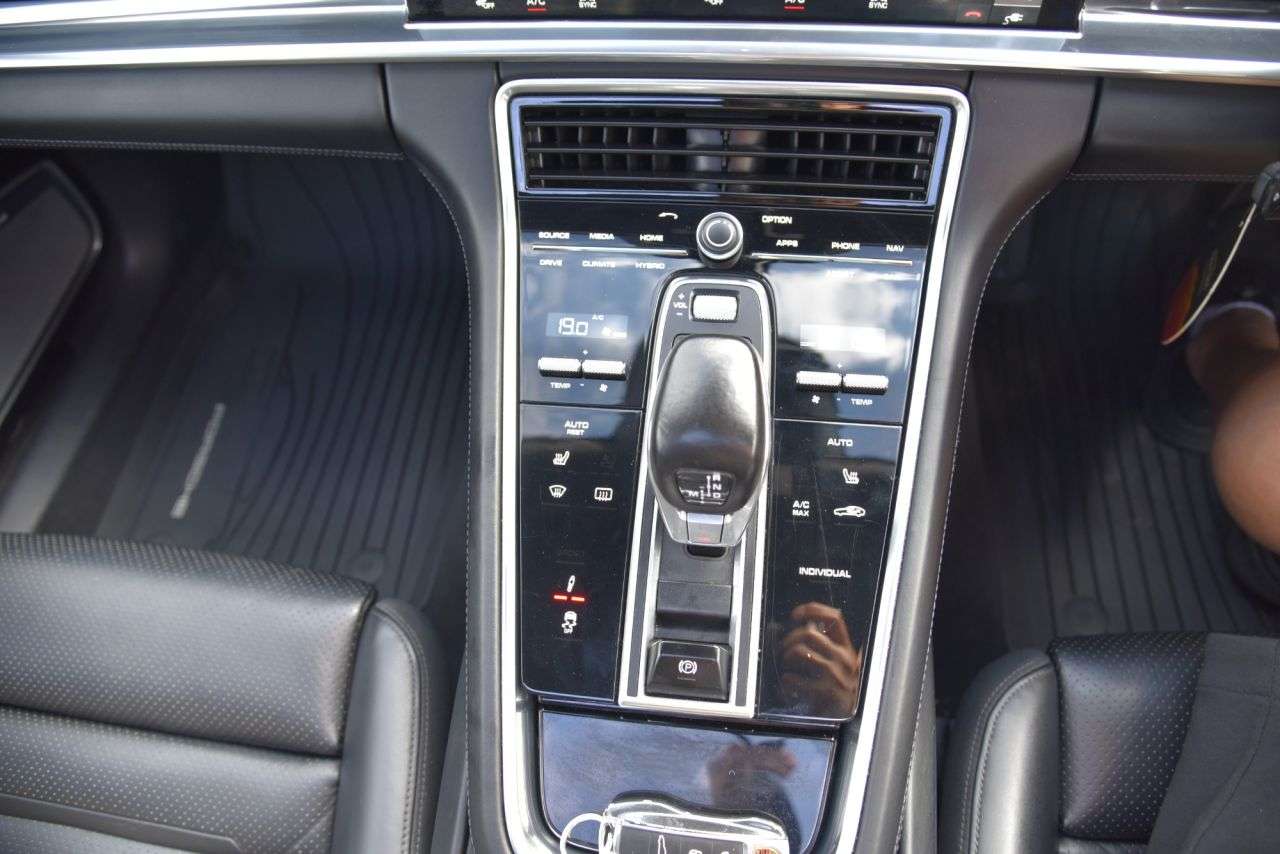 2017 PORSCHE PANAMERA 2017 PORSCHE PANAMERA