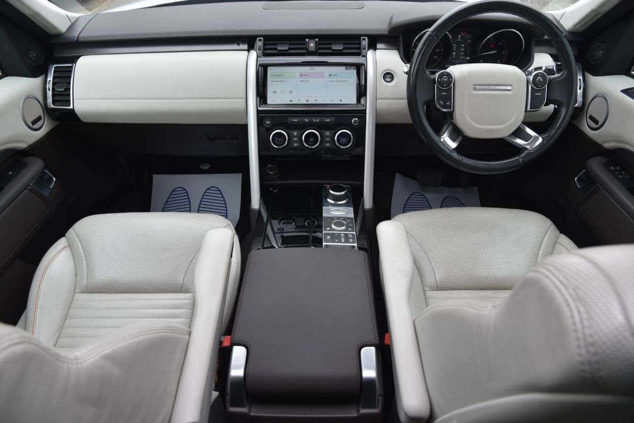 A 2017 LAND ROVER DISCOVERY 2.0 SD4 HSE SUV 5dr Diesel Auto 4WD Euro 6 (s/s) (240 ps) 2 KEYS | PARK ASS A 2017 LAND ROVER DISCOVERY 2.0 SD4 HSE SUV 5dr Diesel Auto 4WD Euro 6 (s/s) (240 ps) 2 KEYS | PARK ASS