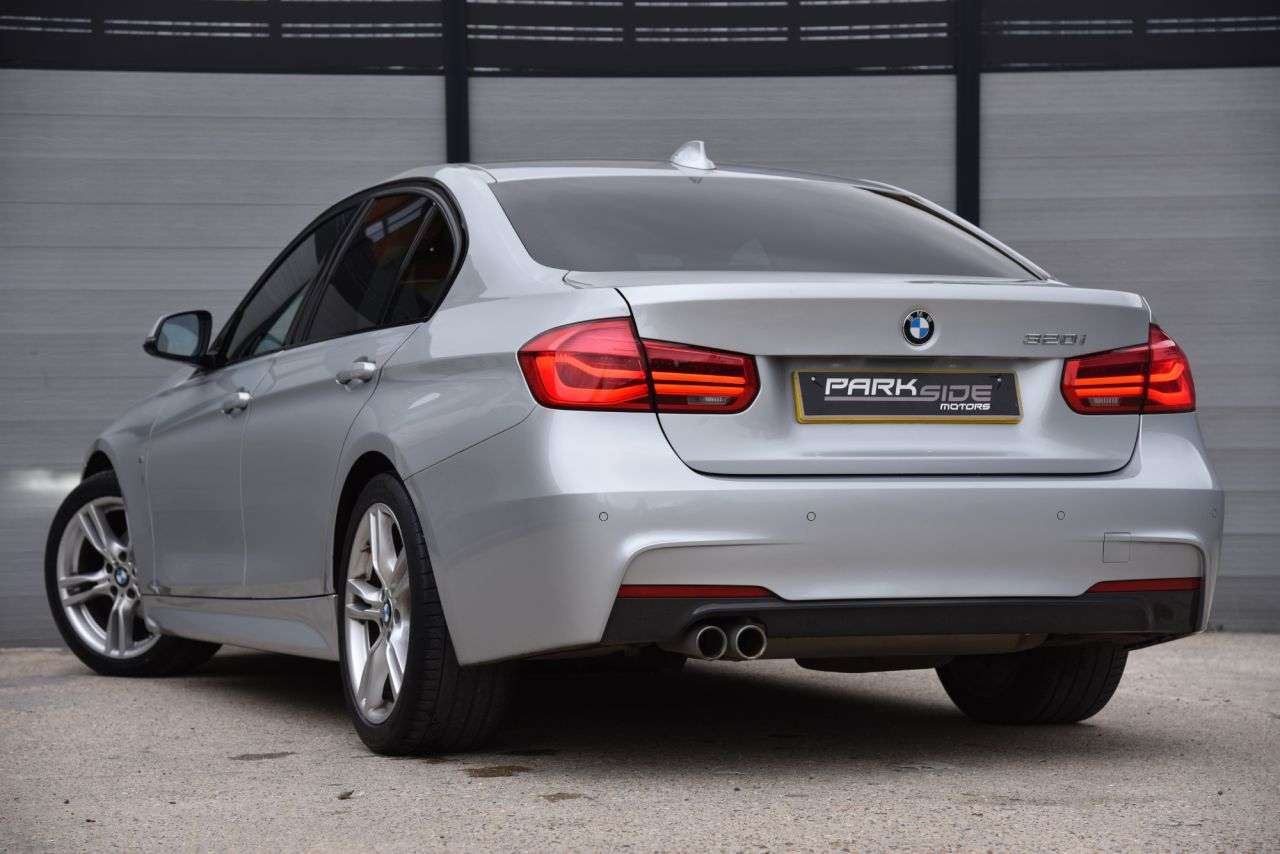 A 2018 BMW 3 SERIES 2.0 320i M Sport Saloon 4dr Petrol Auto Euro 6 (s/s) (184 ps) 2 KEYS | FSH A 2018 BMW 3 SERIES 2.0 320i M Sport Saloon 4dr Petrol Auto Euro 6 (s/s) (184 ps) 2 KEYS | FSH