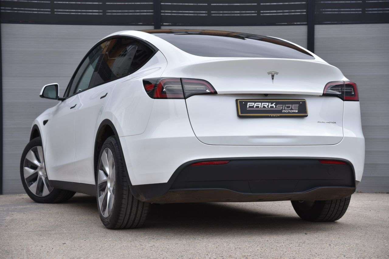 A 2023 TESLA MODEL Y (Dual Motor) Long Range SUV 5dr Electric Auto 4WDE (384 bhp) TOW HITCH | 2 A 2023 TESLA MODEL Y (Dual Motor) Long Range SUV 5dr Electric Auto 4WDE (384 bhp) TOW HITCH | 2