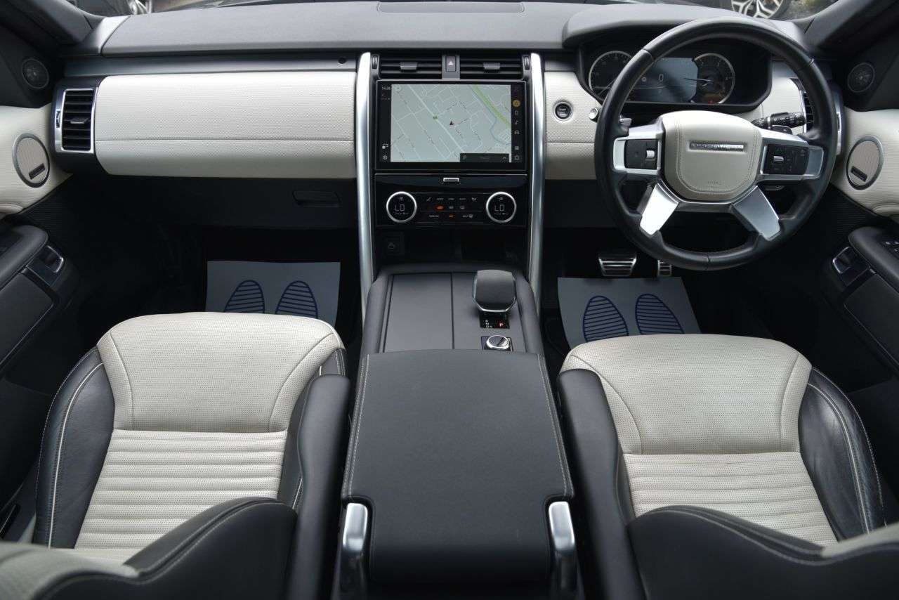 A 2022 LAND ROVER DISCOVERY 3.0 D300 MHEV R-Dynamic HSE SUV 5dr Diesel Auto 4WD Euro 6 (s/s) (300 ps) 7 A 2022 LAND ROVER DISCOVERY 3.0 D300 MHEV R-Dynamic HSE SUV 5dr Diesel Auto 4WD Euro 6 (s/s) (300 ps) 7