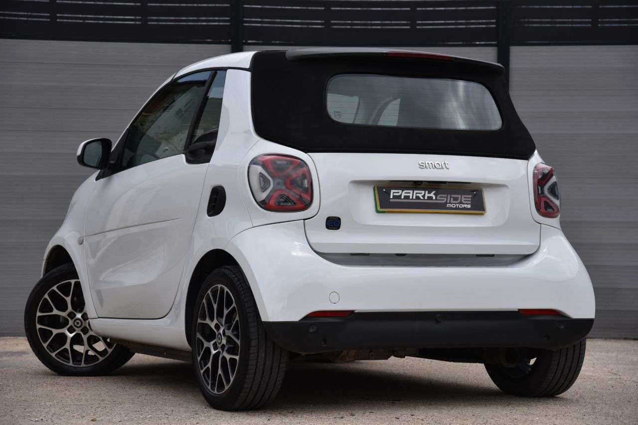 A 2021 SMART FORTWO 17.6kWh Exclusive Cabriolet 2dr Electric Auto (22kW Charger) (82 ps) LEATHE A 2021 SMART FORTWO 17.6kWh Exclusive Cabriolet 2dr Electric Auto (22kW Charger) (82 ps) LEATHE