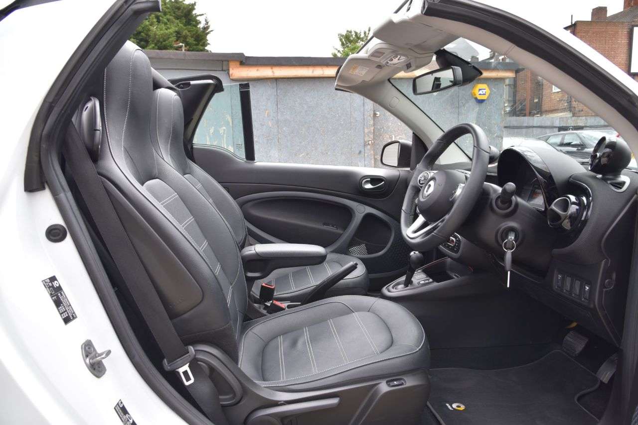 A 2021 SMART FORTWO 17.6kWh Exclusive Cabriolet 2dr Electric Auto (22kW Charger) (82 ps) LEATHE A 2021 SMART FORTWO 17.6kWh Exclusive Cabriolet 2dr Electric Auto (22kW Charger) (82 ps) LEATHE