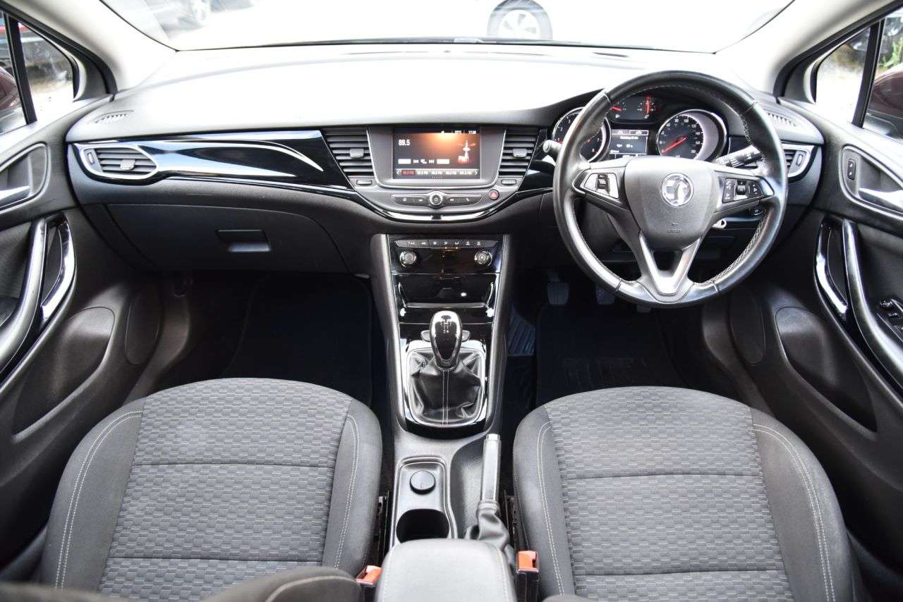 A 2017 VAUXHALL ASTRA 1.4i SRi Hatchback 5dr Petrol Manual Euro 6 (100 ps) PARK ASSIST | LOW INSU A 2017 VAUXHALL ASTRA 1.4i SRi Hatchback 5dr Petrol Manual Euro 6 (100 ps) PARK ASSIST | LOW INSU
