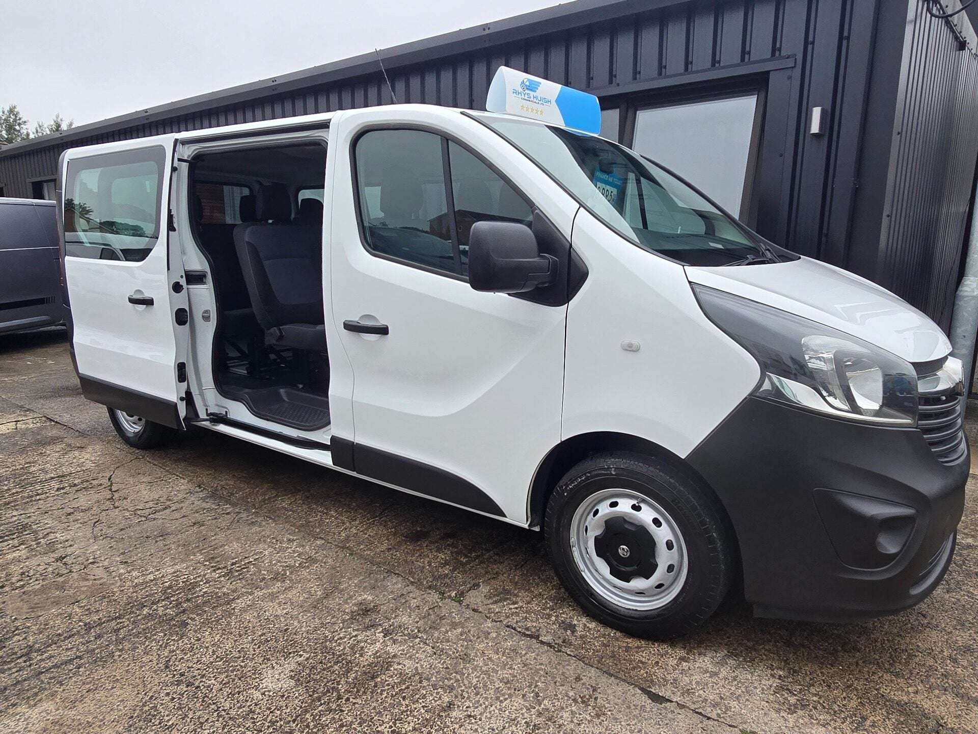 A 2017 VAUXHALL VIVARO L2H1 2900 COMBI CDTI BITURBO S/S A 2017 VAUXHALL VIVARO L2H1 2900 COMBI CDTI BITURBO S/S