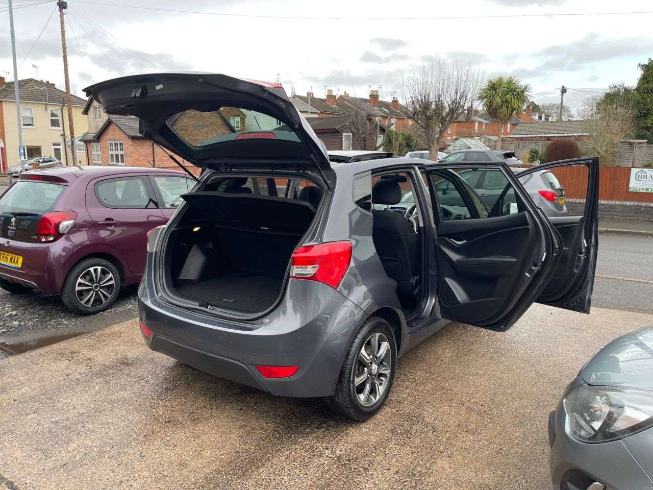 A 2017 HYUNDAI IX20 1.4 Blue Drive Premium Nav Hatchback 5dr Petrol Manual Euro 6 (s/s) (90 ps) A 2017 HYUNDAI IX20 1.4 Blue Drive Premium Nav Hatchback 5dr Petrol Manual Euro 6 (s/s) (90 ps)