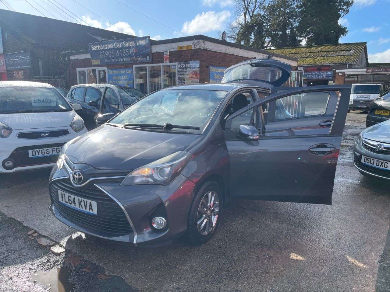 A 2015 TOYOTA YARIS 1.33 Dual VVT-i Icon Hatchback 5dr Petrol Manual Euro 5 Euro 5 (99 ps) A 2015 TOYOTA YARIS 1.33 Dual VVT-i Icon Hatchback 5dr Petrol Manual Euro 5 Euro 5 (99 ps)