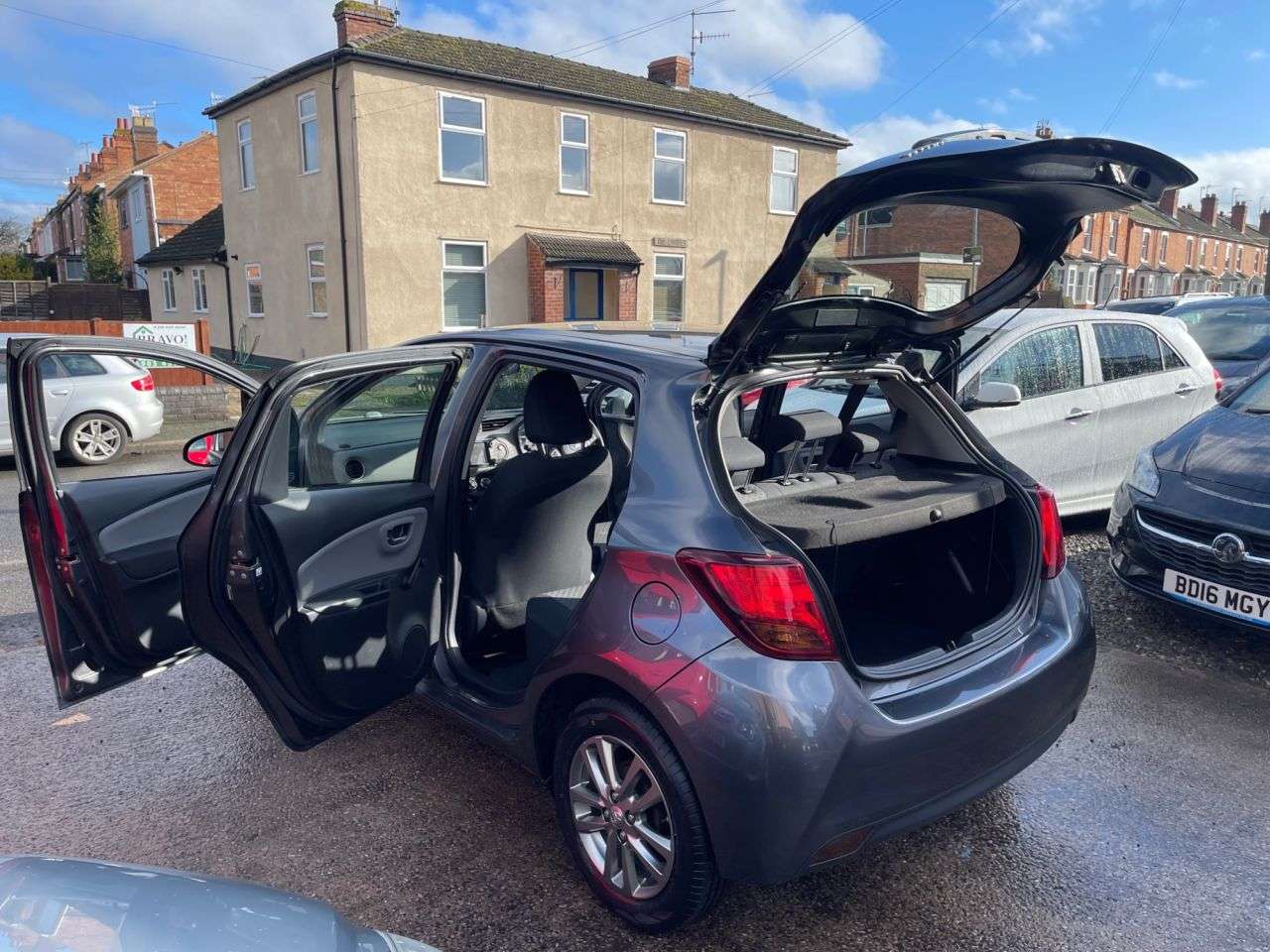 A 2015 TOYOTA YARIS 1.33 Dual VVT-i Icon Hatchback 5dr Petrol Manual Euro 5 Euro 5 (99 ps) A 2015 TOYOTA YARIS 1.33 Dual VVT-i Icon Hatchback 5dr Petrol Manual Euro 5 Euro 5 (99 ps)