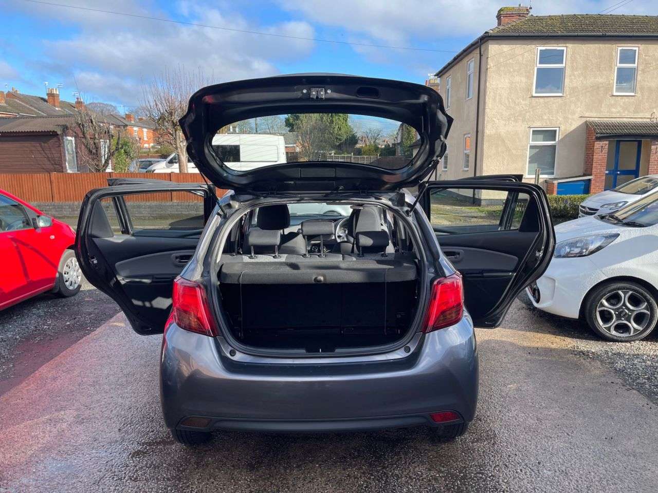 A 2015 TOYOTA YARIS 1.33 Dual VVT-i Icon Hatchback 5dr Petrol Manual Euro 5 Euro 5 (99 ps) A 2015 TOYOTA YARIS 1.33 Dual VVT-i Icon Hatchback 5dr Petrol Manual Euro 5 Euro 5 (99 ps)