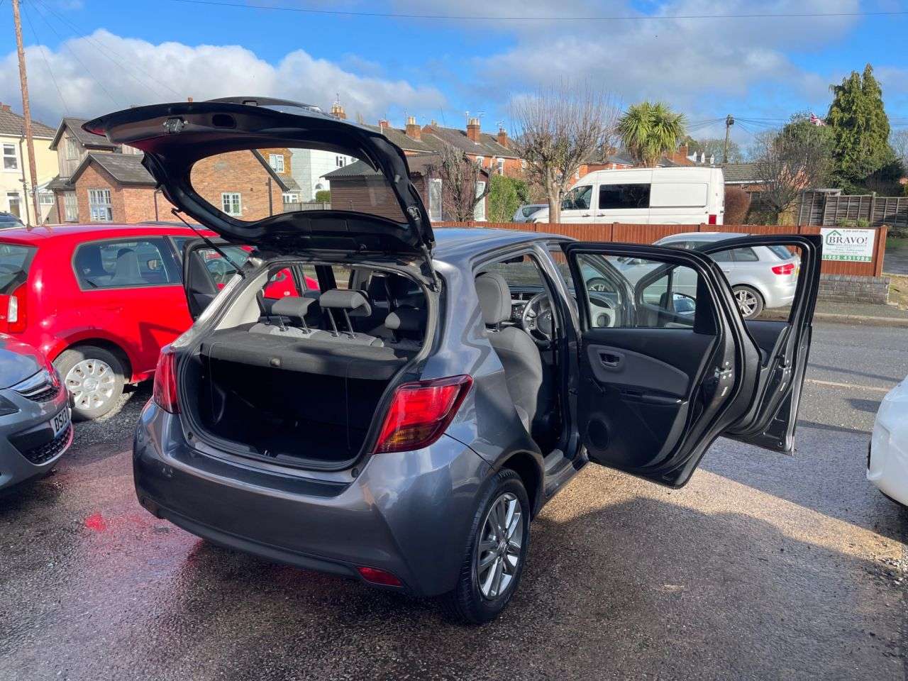 A 2015 TOYOTA YARIS 1.33 Dual VVT-i Icon Hatchback 5dr Petrol Manual Euro 5 Euro 5 (99 ps) A 2015 TOYOTA YARIS 1.33 Dual VVT-i Icon Hatchback 5dr Petrol Manual Euro 5 Euro 5 (99 ps)