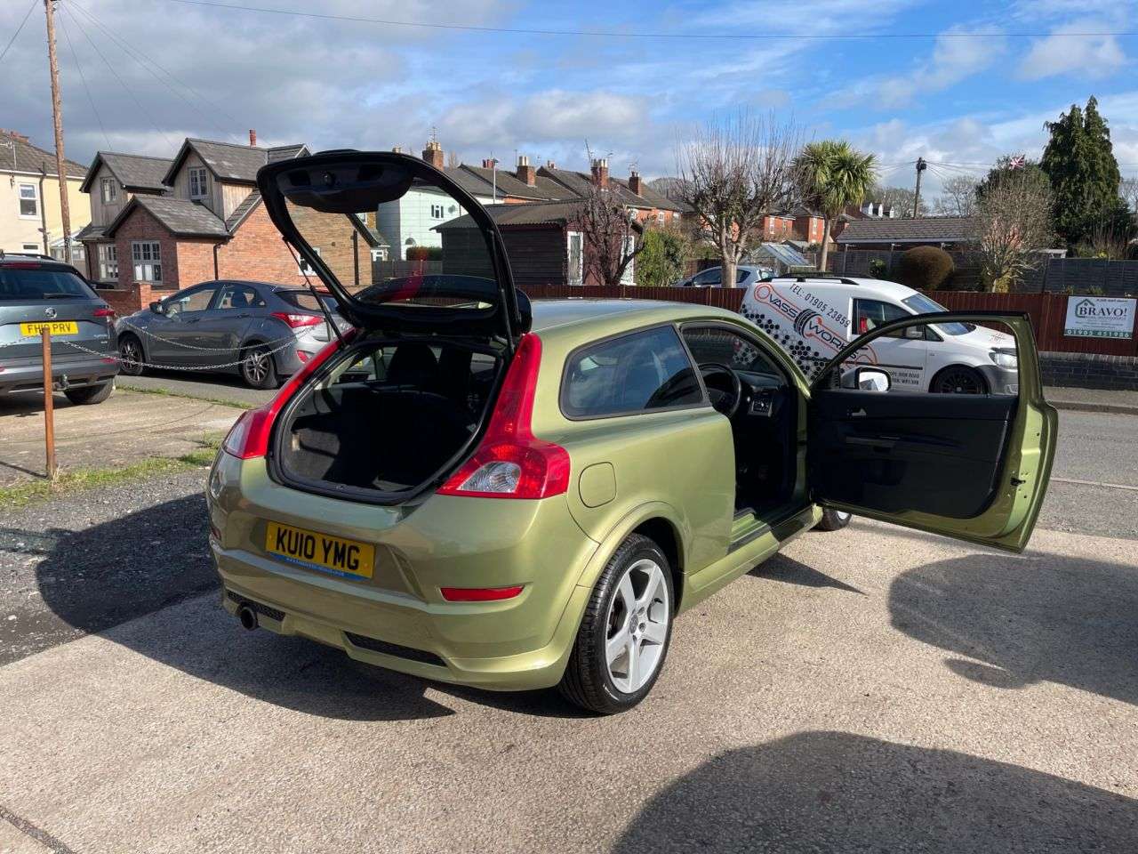 A 2010 VOLVO C30 1.6 R-Design Coupe 2dr Petrol Manual (167 g/km, 99 bhp) A 2010 VOLVO C30 1.6 R-Design Coupe 2dr Petrol Manual (167 g/km, 99 bhp)