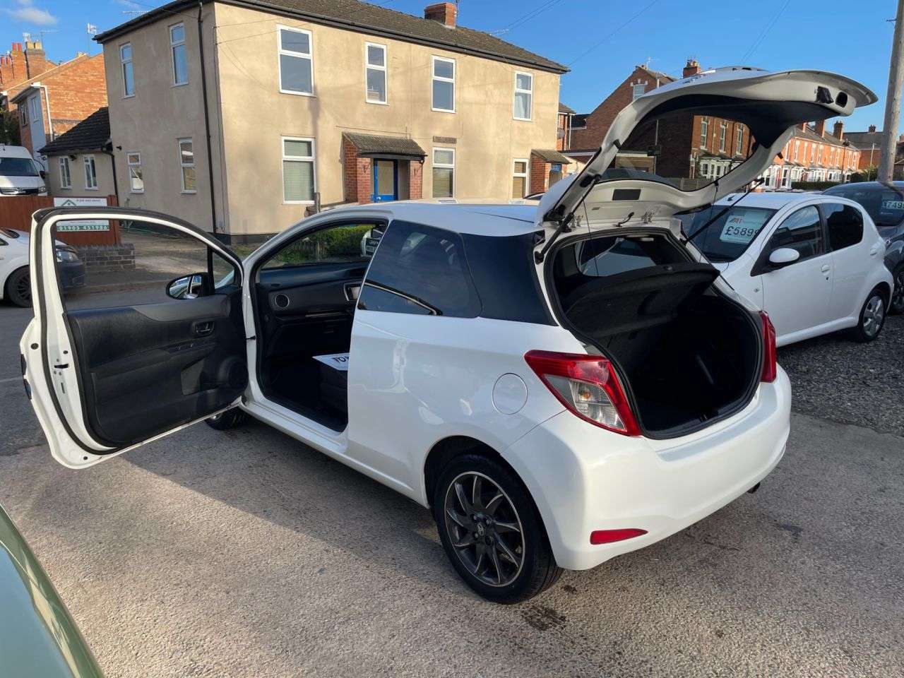 A 2012 TOYOTA YARIS 1.33 Dual VVT-i Trend Hatchback 3dr Petrol Manual Euro 5 (101 ps) A 2012 TOYOTA YARIS 1.33 Dual VVT-i Trend Hatchback 3dr Petrol Manual Euro 5 (101 ps)