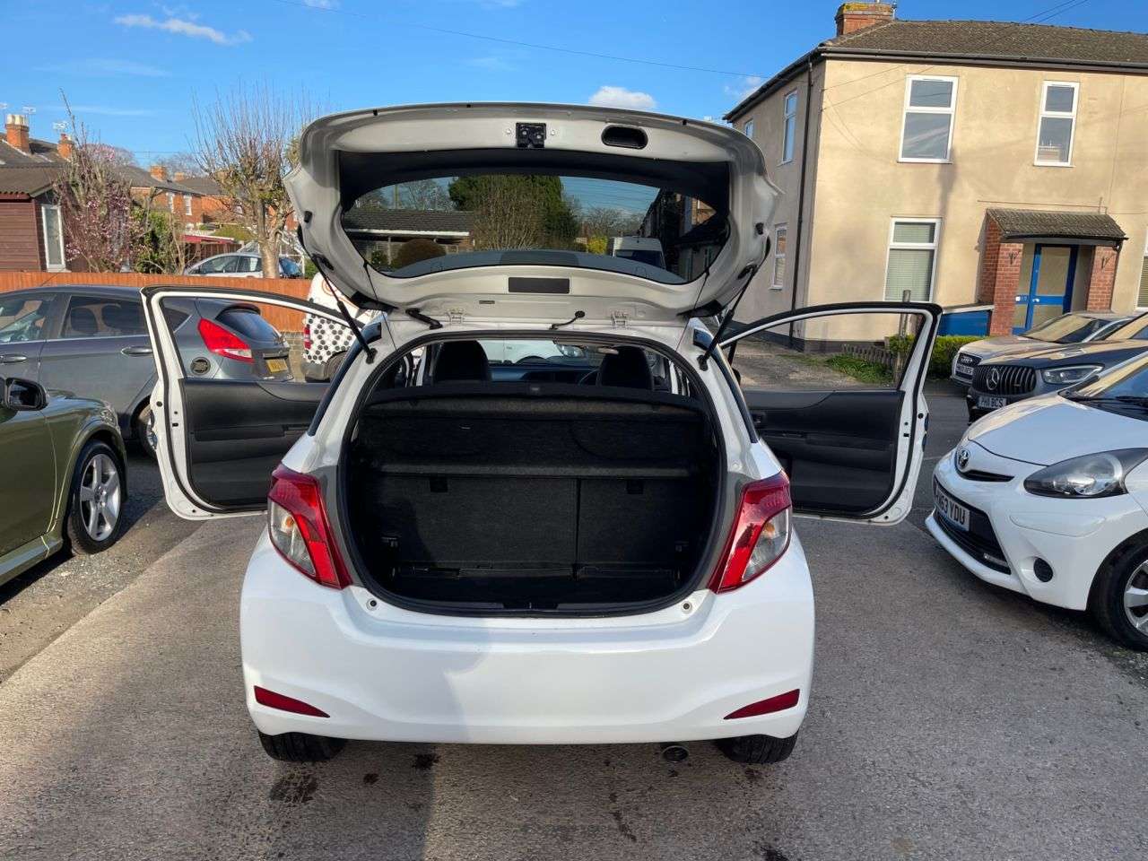 A 2012 TOYOTA YARIS 1.33 Dual VVT-i Trend Hatchback 3dr Petrol Manual Euro 5 (101 ps) A 2012 TOYOTA YARIS 1.33 Dual VVT-i Trend Hatchback 3dr Petrol Manual Euro 5 (101 ps)