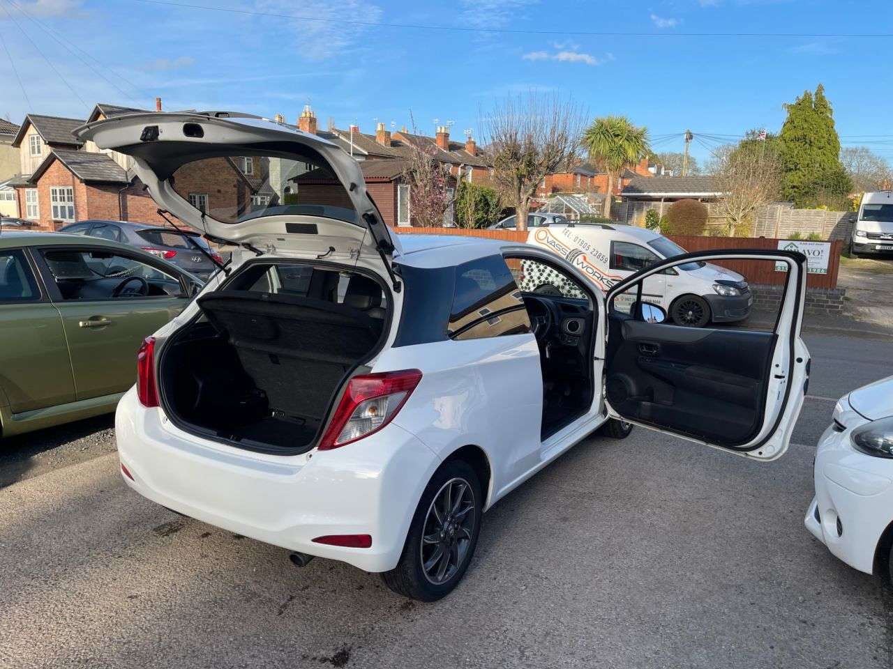 A 2012 TOYOTA YARIS 1.33 Dual VVT-i Trend Hatchback 3dr Petrol Manual Euro 5 (101 ps) A 2012 TOYOTA YARIS 1.33 Dual VVT-i Trend Hatchback 3dr Petrol Manual Euro 5 (101 ps)