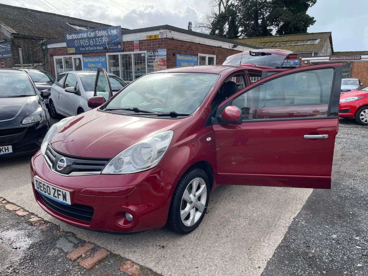 A 2010 NISSAN NOTE 1.6 16V Tekna Hatchback 5dr Petrol Manual Euro 5 (110 ps) A 2010 NISSAN NOTE 1.6 16V Tekna Hatchback 5dr Petrol Manual Euro 5 (110 ps)