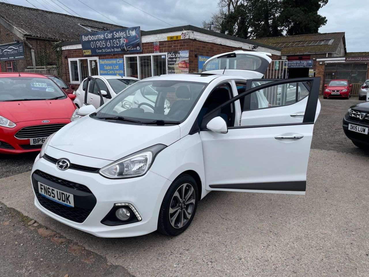 A 2015 HYUNDAI I10 1.2 Premium SE Hatchback 5dr Petrol Manual Euro 5 (87 ps) A 2015 HYUNDAI I10 1.2 Premium SE Hatchback 5dr Petrol Manual Euro 5 (87 ps)