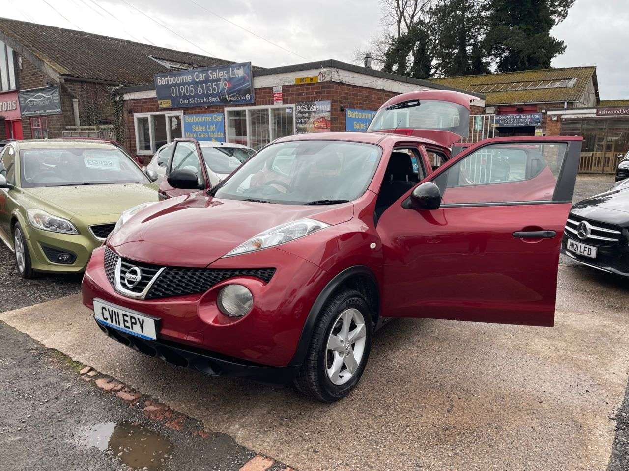 A 2011 NISSAN JUKE 1.6 Visia SUV 5dr Petrol Manual Euro 5 (117 ps) A 2011 NISSAN JUKE 1.6 Visia SUV 5dr Petrol Manual Euro 5 (117 ps)