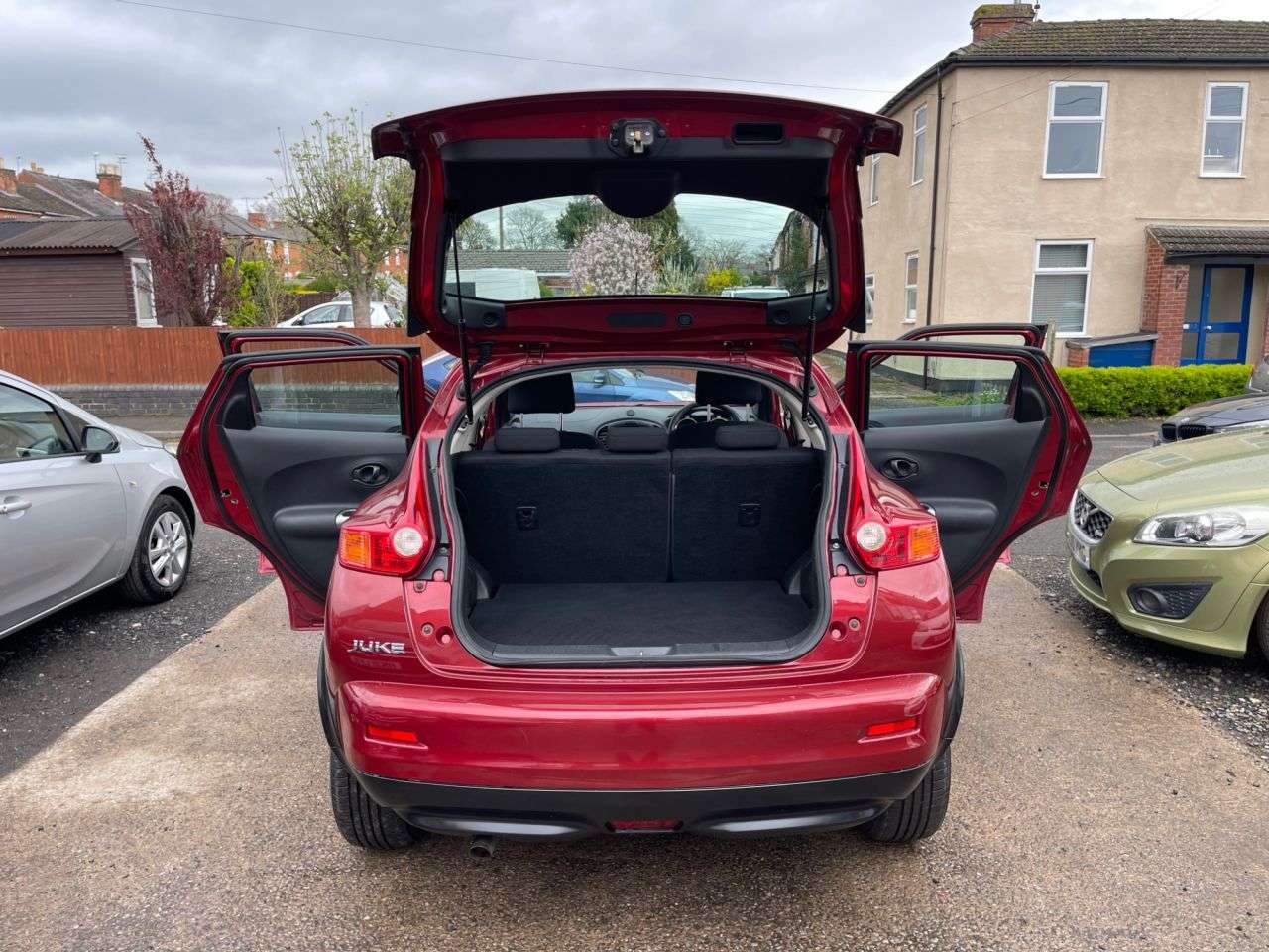 A 2011 NISSAN JUKE 1.6 Visia SUV 5dr Petrol Manual Euro 5 (117 ps) A 2011 NISSAN JUKE 1.6 Visia SUV 5dr Petrol Manual Euro 5 (117 ps)