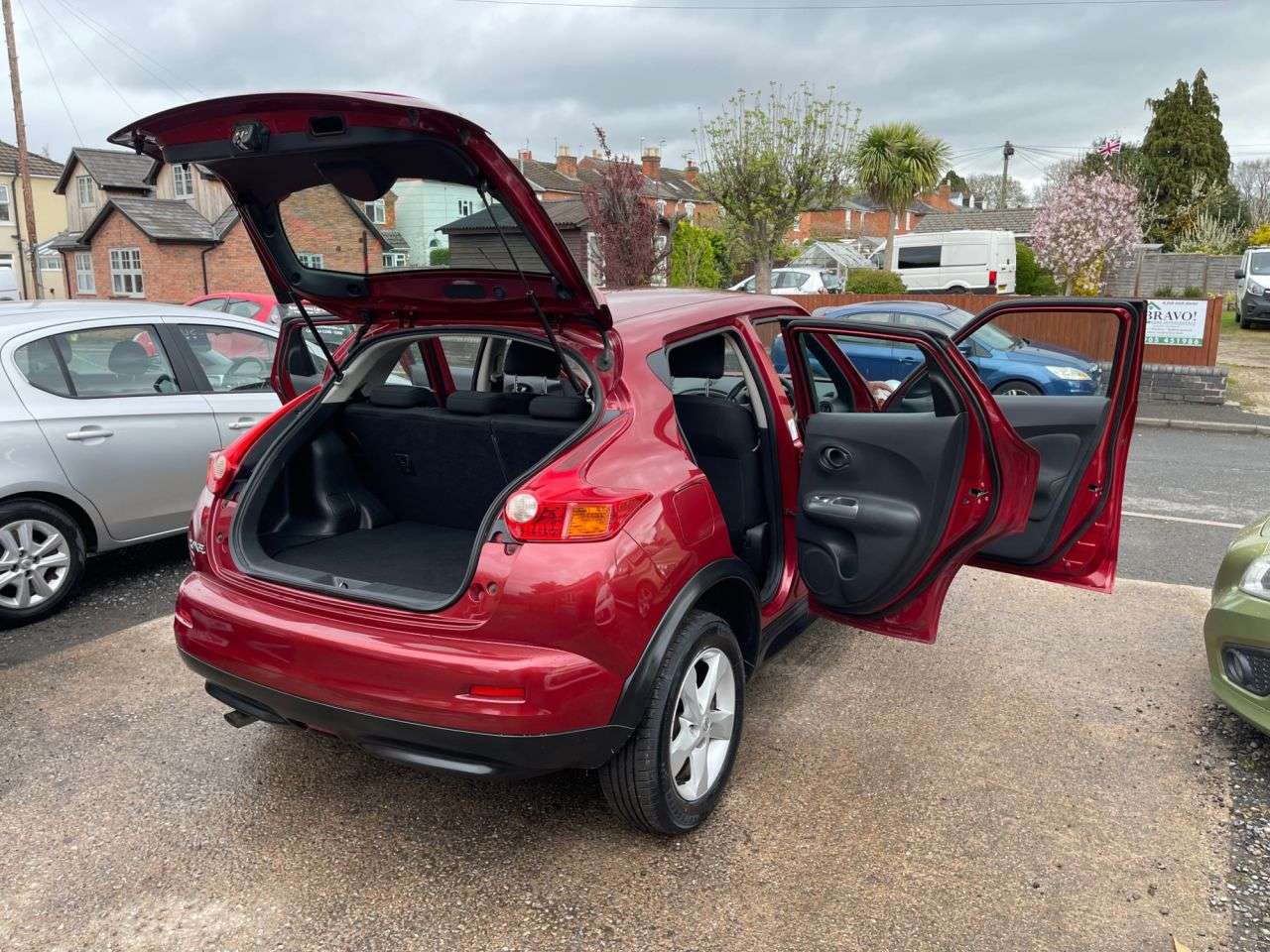 A 2011 NISSAN JUKE 1.6 Visia SUV 5dr Petrol Manual Euro 5 (117 ps) A 2011 NISSAN JUKE 1.6 Visia SUV 5dr Petrol Manual Euro 5 (117 ps)