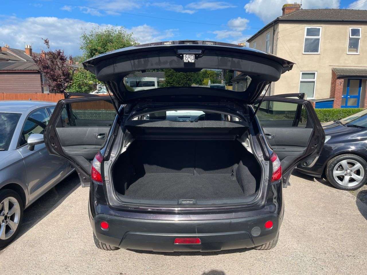 A 2011 NISSAN QASHQAI 1.6 n-tec SUV 5dr Petrol Manual 2WD Euro 5 (117 ps) A 2011 NISSAN QASHQAI 1.6 n-tec SUV 5dr Petrol Manual 2WD Euro 5 (117 ps)