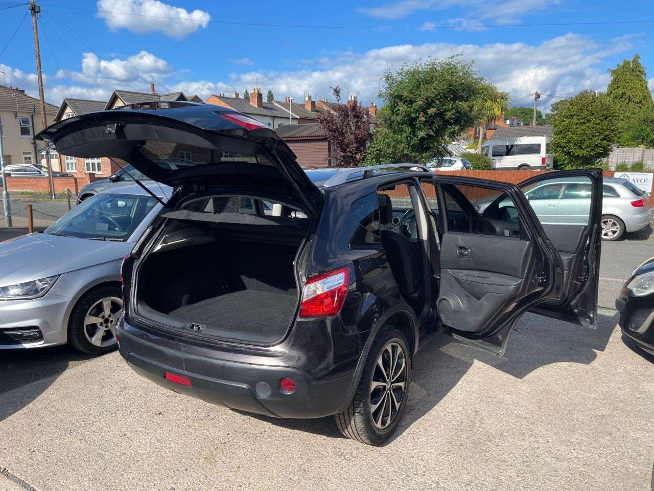 A 2011 NISSAN QASHQAI 1.6 n-tec SUV 5dr Petrol Manual 2WD Euro 5 (117 ps) A 2011 NISSAN QASHQAI 1.6 n-tec SUV 5dr Petrol Manual 2WD Euro 5 (117 ps)