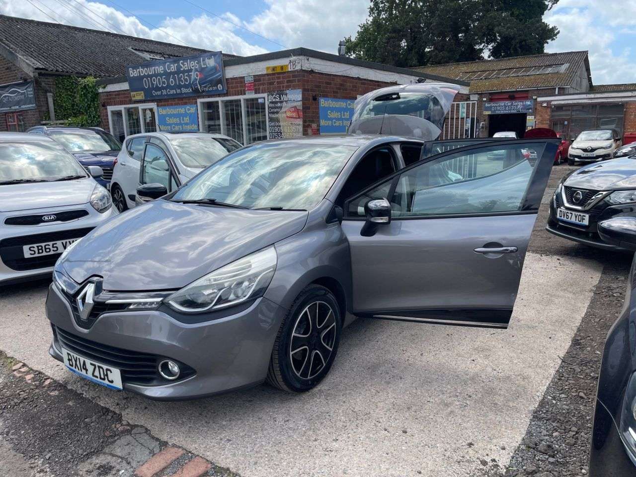 A 2014 RENAULT CLIO 1.5 dCi Dynamique MediaNav Hatchback 5dr Diesel Manual Euro 5 (s/s) (90 ps) A 2014 RENAULT CLIO 1.5 dCi Dynamique MediaNav Hatchback 5dr Diesel Manual Euro 5 (s/s) (90 ps)
