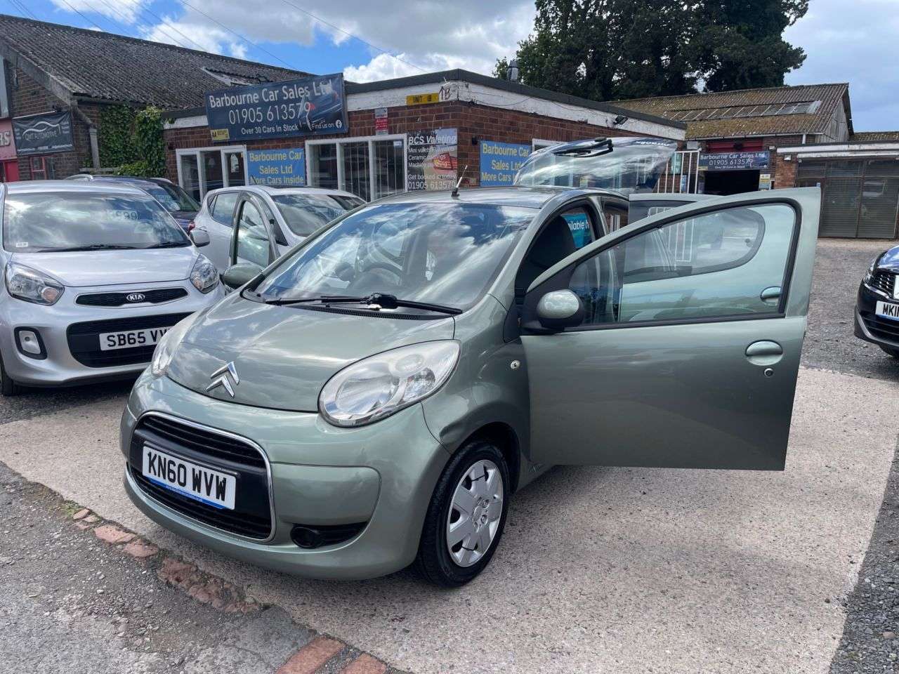 A 2010 CITROEN C1 1.0i VTR+ Hatchback 5dr Petrol Manual Euro 5 (68 ps) A 2010 CITROEN C1 1.0i VTR+ Hatchback 5dr Petrol Manual Euro 5 (68 ps)
