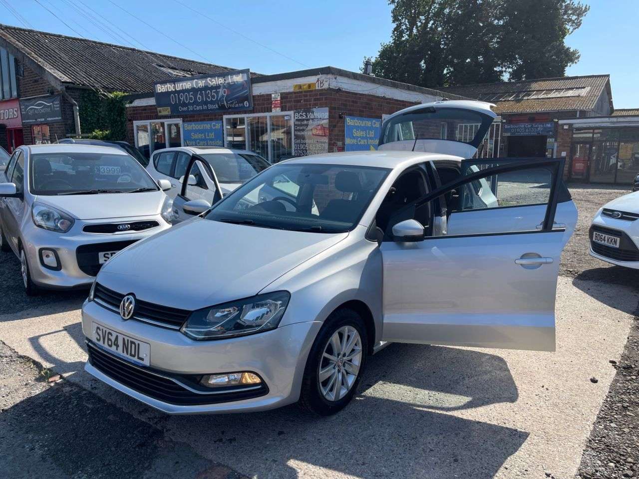A 2014 VOLKSWAGEN POLO 1.2 TSI BlueMotion Tech SE Hatchback 5dr Petrol Manual Euro 6 (s/s) (90 ps) A 2014 VOLKSWAGEN POLO 1.2 TSI BlueMotion Tech SE Hatchback 5dr Petrol Manual Euro 6 (s/s) (90 ps)