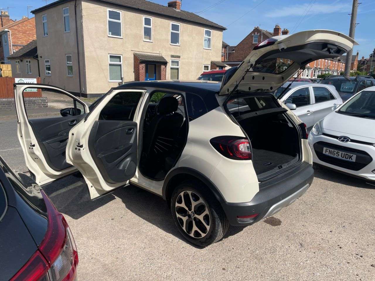 A 2018 RENAULT CAPTUR 1.5 dCi ENERGY Dynamique S Nav SUV 5dr Diesel Manual Euro 6 (s/s) (90 ps) A 2018 RENAULT CAPTUR 1.5 dCi ENERGY Dynamique S Nav SUV 5dr Diesel Manual Euro 6 (s/s) (90 ps)