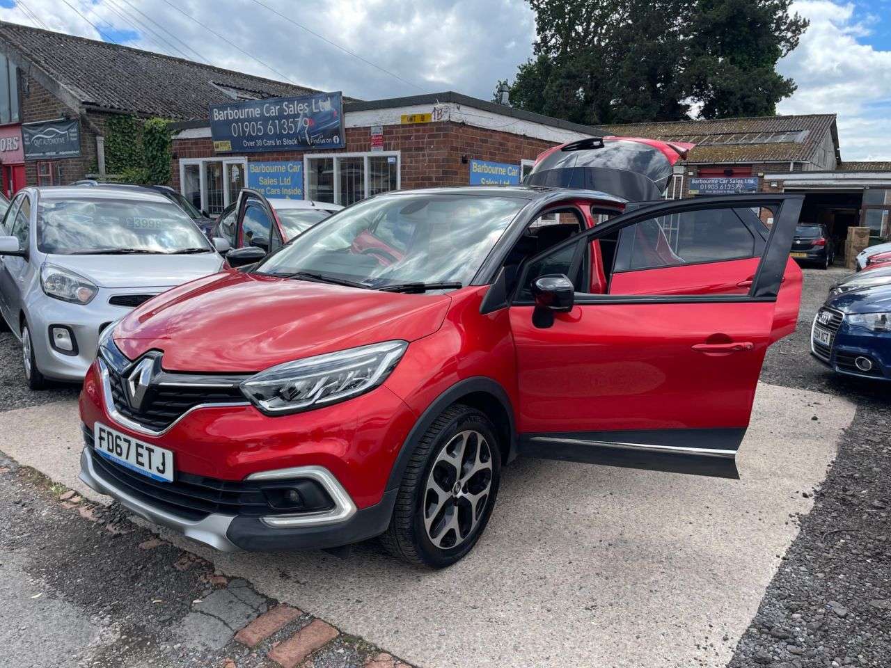 A 2017 RENAULT CAPTUR 1.5 dCi ENERGY Signature X Nav SUV 5dr Diesel Manual Euro 6 (s/s) (90 ps) A 2017 RENAULT CAPTUR 1.5 dCi ENERGY Signature X Nav SUV 5dr Diesel Manual Euro 6 (s/s) (90 ps)