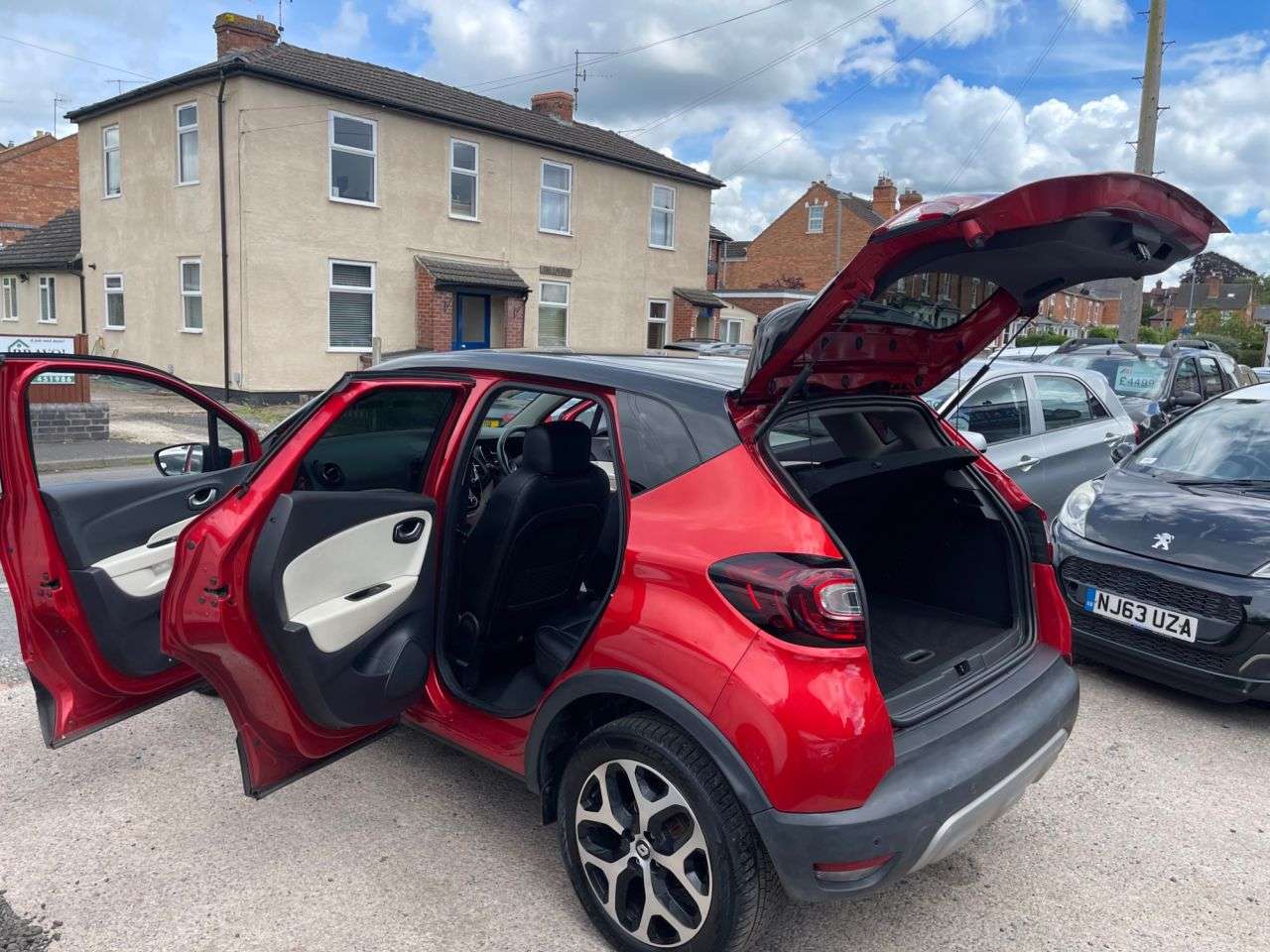 A 2017 RENAULT CAPTUR 1.5 dCi ENERGY Signature X Nav SUV 5dr Diesel Manual Euro 6 (s/s) (90 ps) A 2017 RENAULT CAPTUR 1.5 dCi ENERGY Signature X Nav SUV 5dr Diesel Manual Euro 6 (s/s) (90 ps)