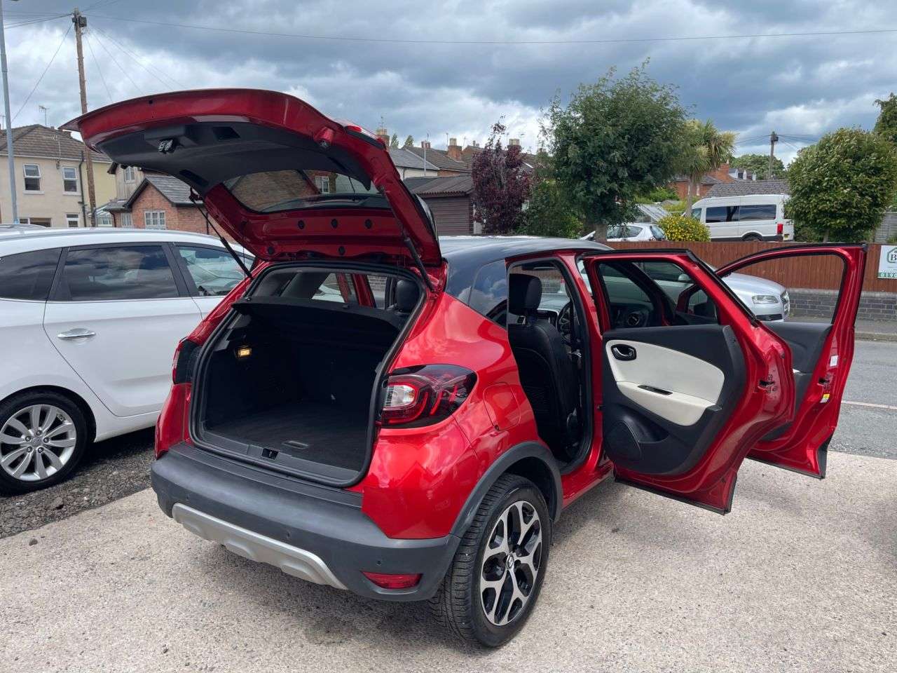 A 2017 RENAULT CAPTUR 1.5 dCi ENERGY Signature X Nav SUV 5dr Diesel Manual Euro 6 (s/s) (90 ps) A 2017 RENAULT CAPTUR 1.5 dCi ENERGY Signature X Nav SUV 5dr Diesel Manual Euro 6 (s/s) (90 ps)
