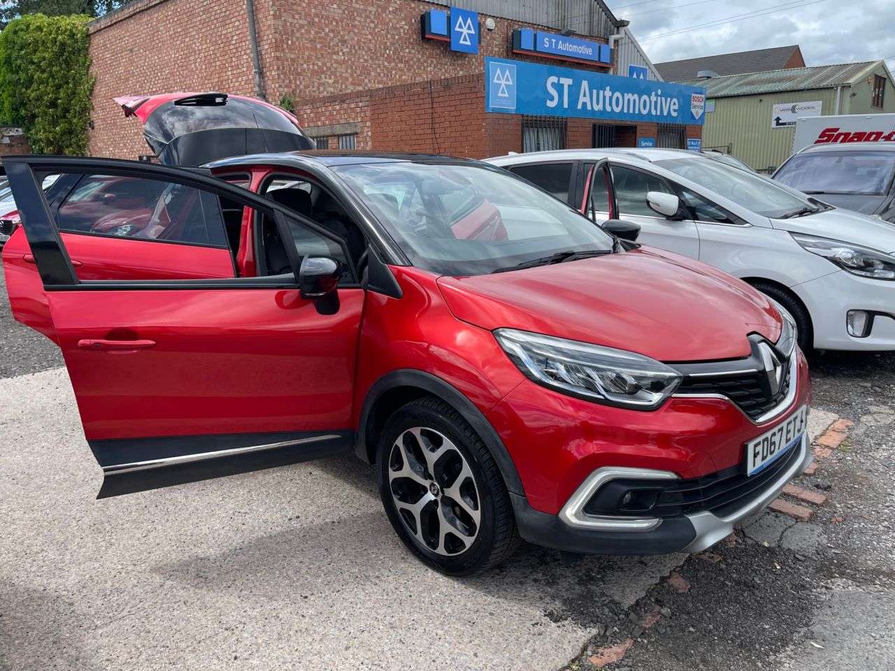 A 2017 RENAULT CAPTUR 1.5 dCi ENERGY Signature X Nav SUV 5dr Diesel Manual Euro 6 (s/s) (90 ps) A 2017 RENAULT CAPTUR 1.5 dCi ENERGY Signature X Nav SUV 5dr Diesel Manual Euro 6 (s/s) (90 ps)