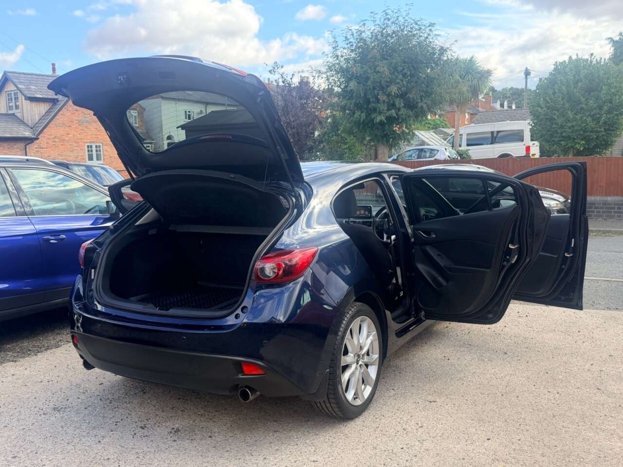 A 2014 MAZDA MAZDA3 2.0 SKYACTIV-G Sport Nav Hatchback 5dr Petrol Manual Euro 5 (s/s) (120 ps) A 2014 MAZDA MAZDA3 2.0 SKYACTIV-G Sport Nav Hatchback 5dr Petrol Manual Euro 5 (s/s) (120 ps)