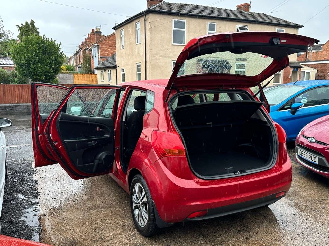 A 2015 KIA VENGA 1.4 CRDi 2 MPV 5dr Diesel Manual Euro 6 (89 bhp) A 2015 KIA VENGA 1.4 CRDi 2 MPV 5dr Diesel Manual Euro 6 (89 bhp)