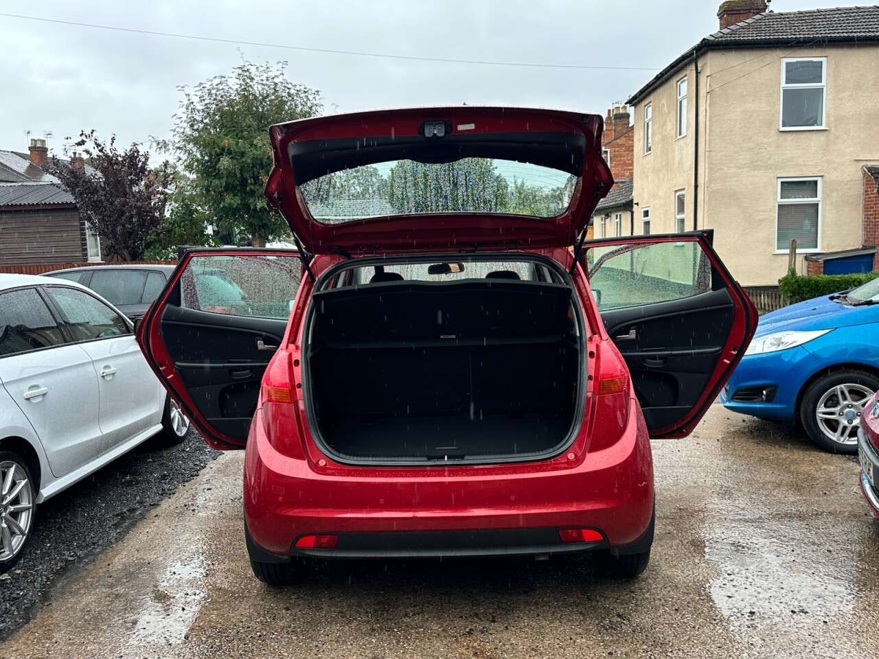 A 2015 KIA VENGA 1.4 CRDi 2 MPV 5dr Diesel Manual Euro 6 (89 bhp) A 2015 KIA VENGA 1.4 CRDi 2 MPV 5dr Diesel Manual Euro 6 (89 bhp)