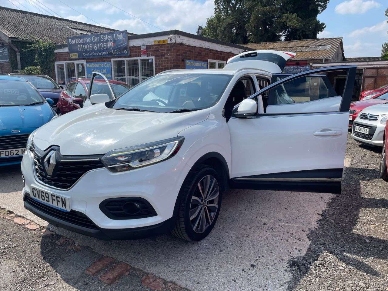 A 2020 RENAULT KADJAR 1.3 TCe Iconic SUV 5dr Petrol Manual Euro 6 (s/s) (140 ps) A 2020 RENAULT KADJAR 1.3 TCe Iconic SUV 5dr Petrol Manual Euro 6 (s/s) (140 ps)