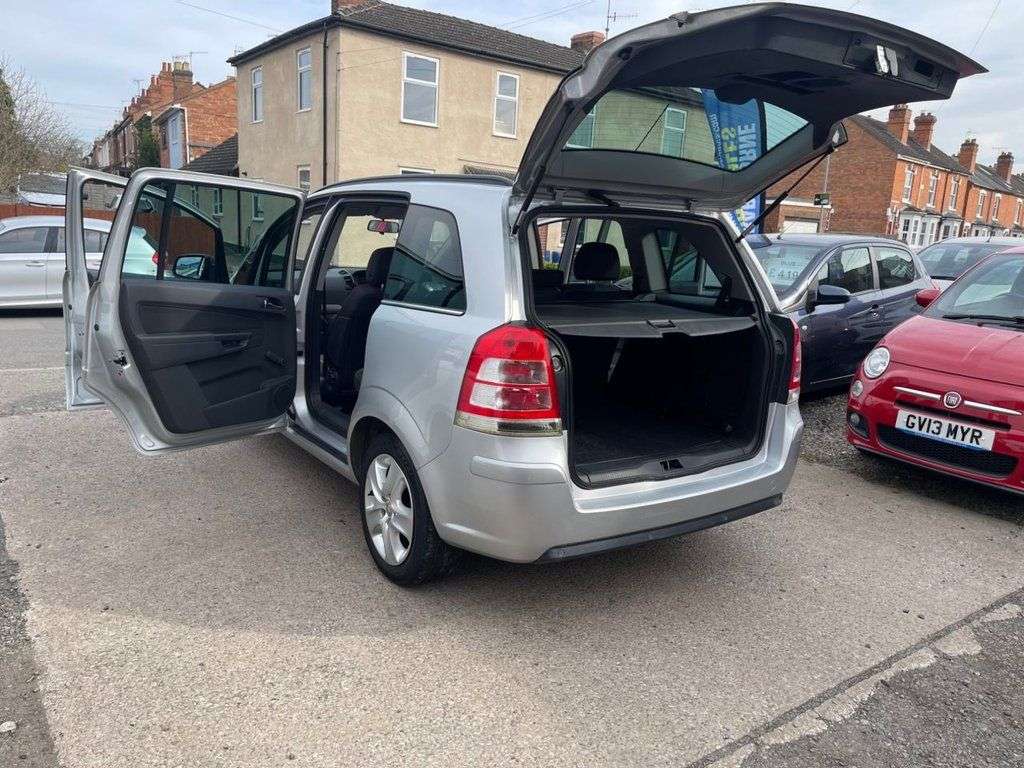 A 2011 VAUXHALL ZAFIRA 1.7 CDTi ecoFLEX Exclusiv MPV 5dr Diesel Manual Euro 5 (125 ps) A 2011 VAUXHALL ZAFIRA 1.7 CDTi ecoFLEX Exclusiv MPV 5dr Diesel Manual Euro 5 (125 ps)