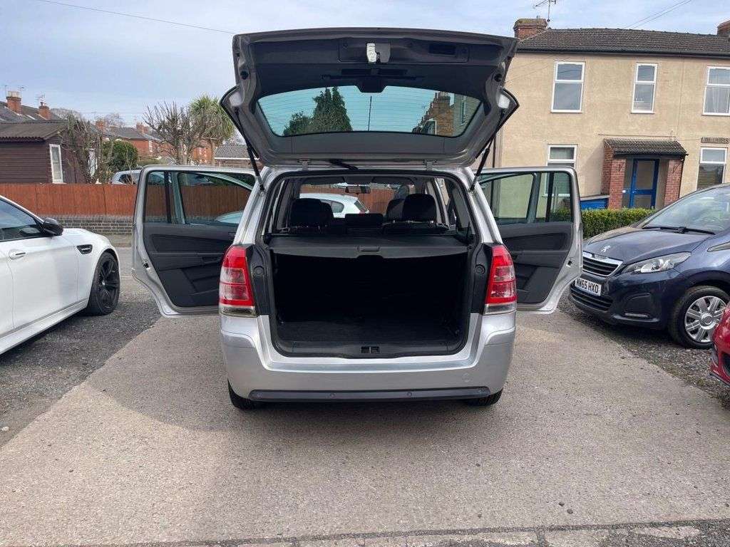 A 2011 VAUXHALL ZAFIRA 1.7 CDTi ecoFLEX Exclusiv MPV 5dr Diesel Manual Euro 5 (125 ps) A 2011 VAUXHALL ZAFIRA 1.7 CDTi ecoFLEX Exclusiv MPV 5dr Diesel Manual Euro 5 (125 ps)