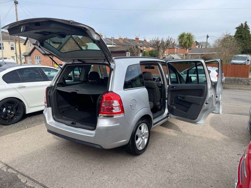 A 2011 VAUXHALL ZAFIRA 1.7 CDTi ecoFLEX Exclusiv MPV 5dr Diesel Manual Euro 5 (125 ps) A 2011 VAUXHALL ZAFIRA 1.7 CDTi ecoFLEX Exclusiv MPV 5dr Diesel Manual Euro 5 (125 ps)