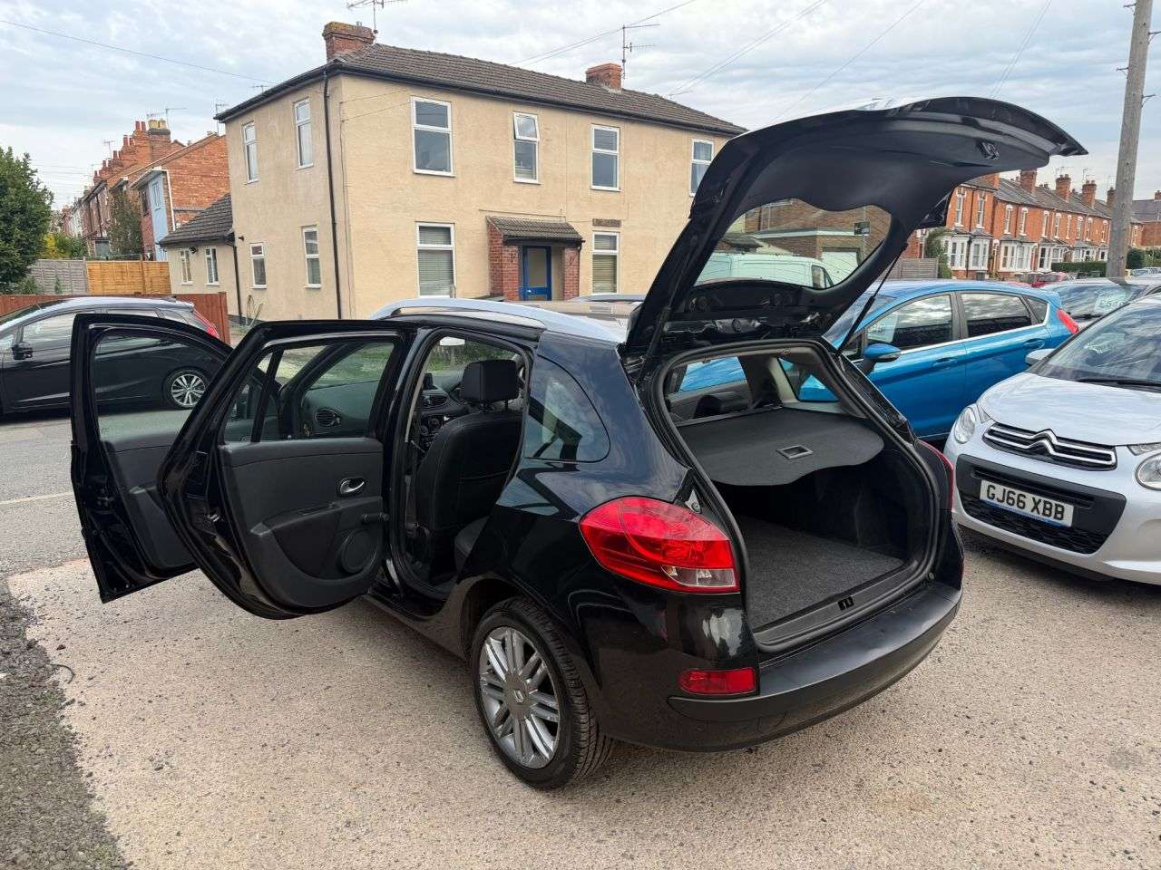 A 2012 RENAULT CLIO 1.2 Dynamique TomTom Sport Tourer 5dr Petrol Manual Euro 5 (75 ps) A 2012 RENAULT CLIO 1.2 Dynamique TomTom Sport Tourer 5dr Petrol Manual Euro 5 (75 ps)