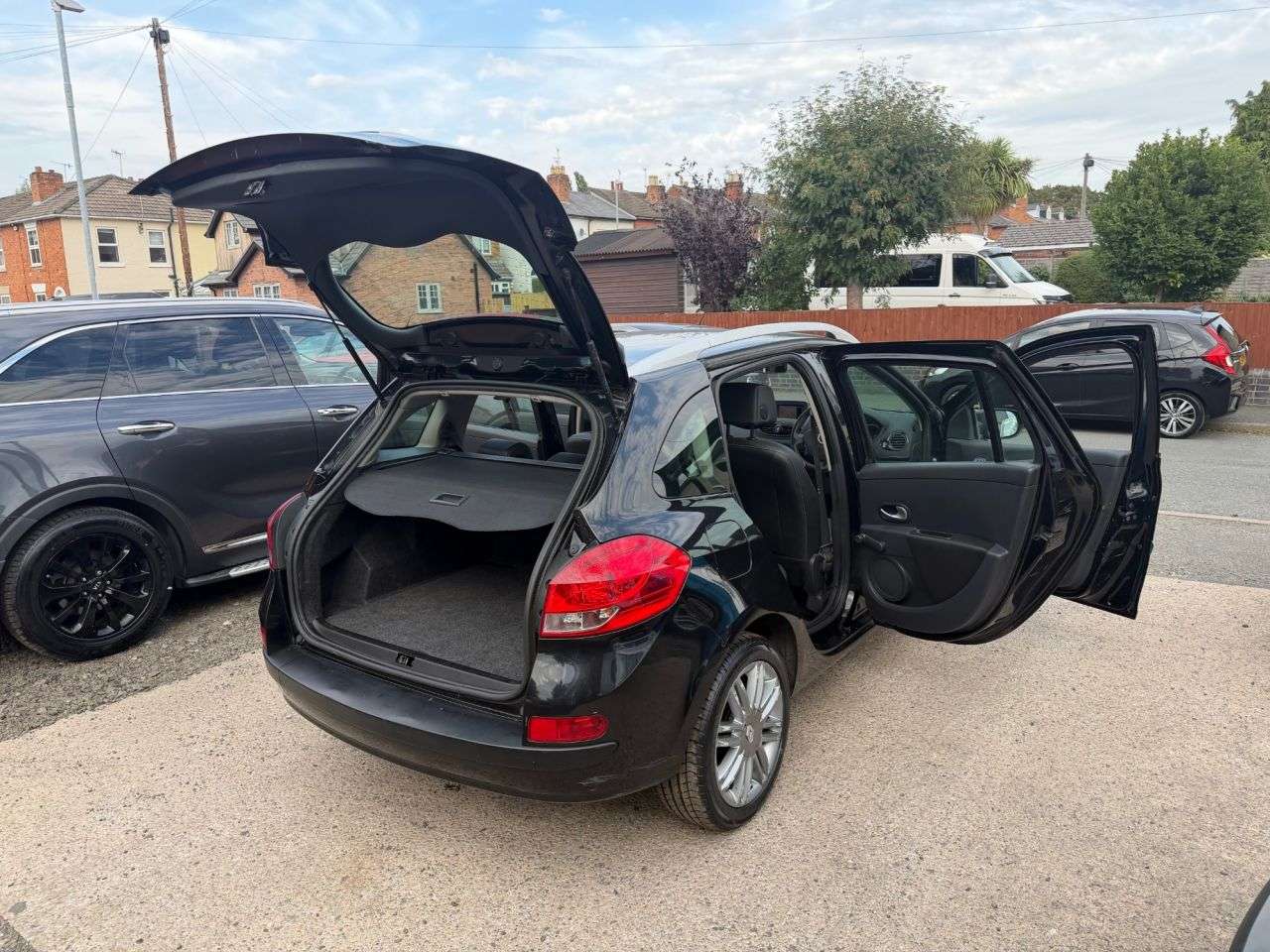 A 2012 RENAULT CLIO 1.2 Dynamique TomTom Sport Tourer 5dr Petrol Manual Euro 5 (75 ps) A 2012 RENAULT CLIO 1.2 Dynamique TomTom Sport Tourer 5dr Petrol Manual Euro 5 (75 ps)