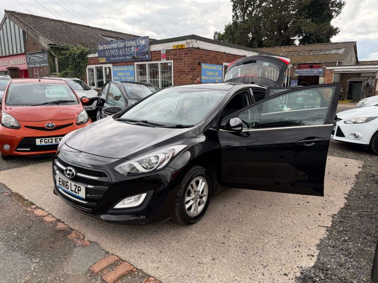 A 2016 HYUNDAI I30 1.6 CRDi Blue Drive SE Nav Hatchback 5dr Diesel Manual Euro 6 (s/s) (110 ps A 2016 HYUNDAI I30 1.6 CRDi Blue Drive SE Nav Hatchback 5dr Diesel Manual Euro 6 (s/s) (110 ps