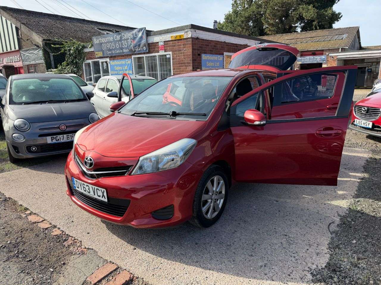 A 2013 TOYOTA YARIS 1.33 Dual VVT-i TR Hatchback 5dr Petrol Manual Euro 5 (101 ps) A 2013 TOYOTA YARIS 1.33 Dual VVT-i TR Hatchback 5dr Petrol Manual Euro 5 (101 ps)