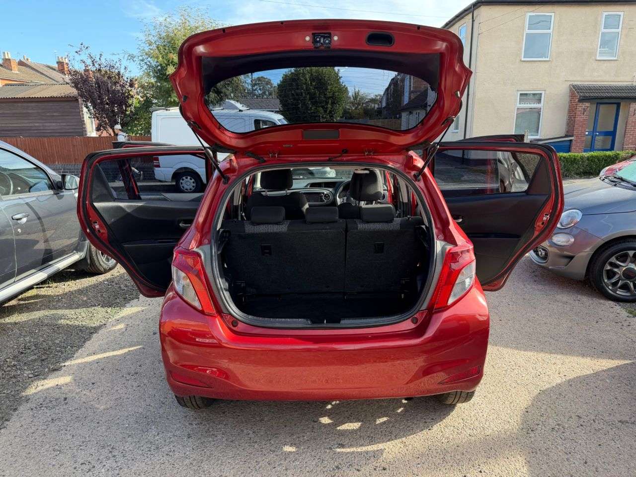 A 2013 TOYOTA YARIS 1.33 Dual VVT-i TR Hatchback 5dr Petrol Manual Euro 5 (101 ps) A 2013 TOYOTA YARIS 1.33 Dual VVT-i TR Hatchback 5dr Petrol Manual Euro 5 (101 ps)