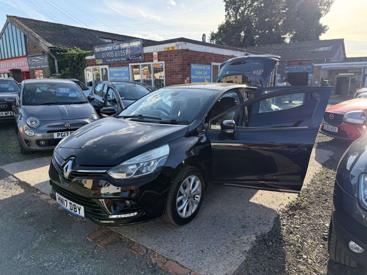 A 2017 RENAULT CLIO 1.2 16V Dynamique Nav Hatchback 5dr Petrol Manual Euro 6 (75 ps) A 2017 RENAULT CLIO 1.2 16V Dynamique Nav Hatchback 5dr Petrol Manual Euro 6 (75 ps)
