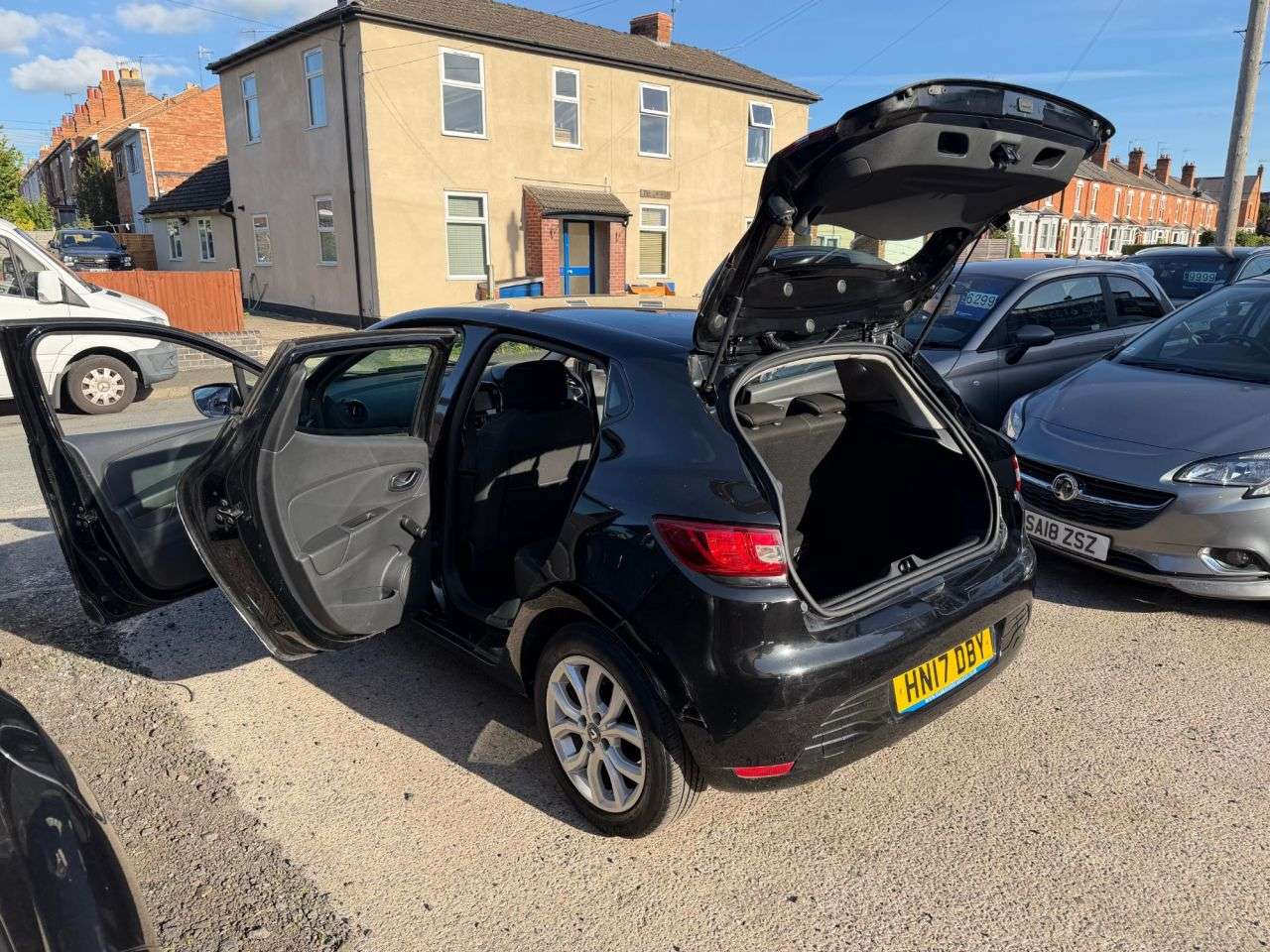 A 2017 RENAULT CLIO 1.2 16V Dynamique Nav Hatchback 5dr Petrol Manual Euro 6 (75 ps) A 2017 RENAULT CLIO 1.2 16V Dynamique Nav Hatchback 5dr Petrol Manual Euro 6 (75 ps)
