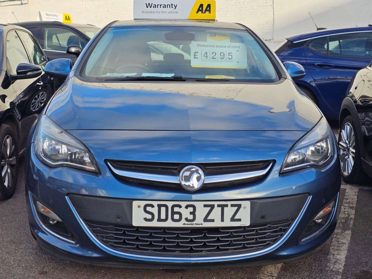 A 2013 VAUXHALL ASTRA 1.6 16v Elite Hatchback 5dr Petrol Manual Euro 5 (115 ps) FRONT AND REAR PA A 2013 VAUXHALL ASTRA 1.6 16v Elite Hatchback 5dr Petrol Manual Euro 5 (115 ps) FRONT AND REAR PA