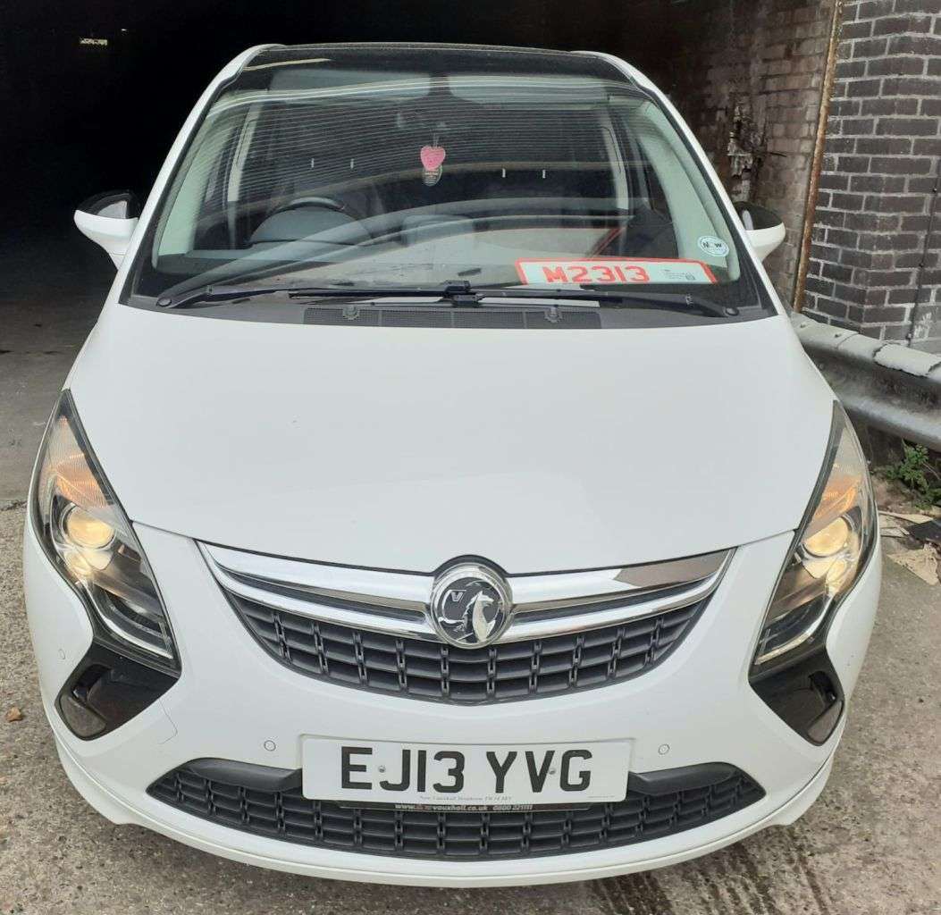 A 2013 VAUXHALL ZAFIRA TOURER 7 SEATER 1.4T 16V Elite MPV 5dr Petrol Manual Euro 5 (140 ps) PANORAMIC ROO A 2013 VAUXHALL ZAFIRA TOURER 7 SEATER 1.4T 16V Elite MPV 5dr Petrol Manual Euro 5 (140 ps) PANORAMIC ROO